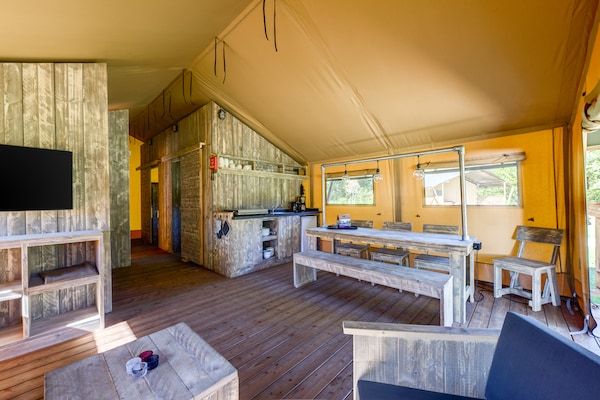 Woonkamer - Chique glamping-uitje met zwembad in Dalfsen (3)