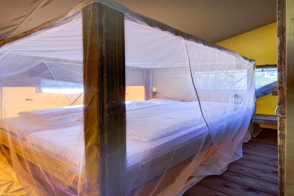 Slaapkamer - Chique glamping-uitje met zwembad in Dalfsen (2)