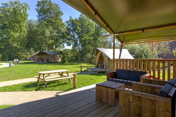 Terras - Chique glamping-uitje met zwembad in Dalfsen (5)