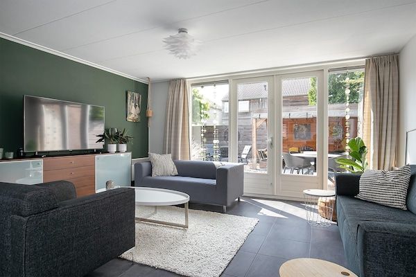 Woonkamer - Grou-uitje met fietsen en bubbelbad in Grou (2)