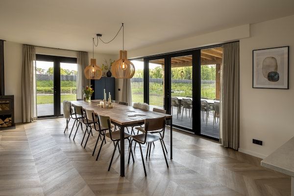 Eetkamer - Mooie villa aan het water in Friesland in Sint Nicolaasga (3)