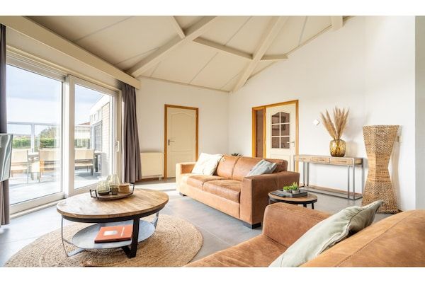 Woonkamer - Vakantiehuis op Ameland bij Golfbaan in Hollum (2)