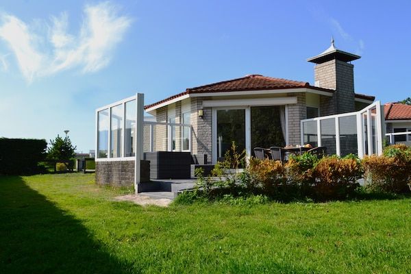 Buitenkant - Vakantiehuis op Ameland bij Golfbaan in Hollum (1)