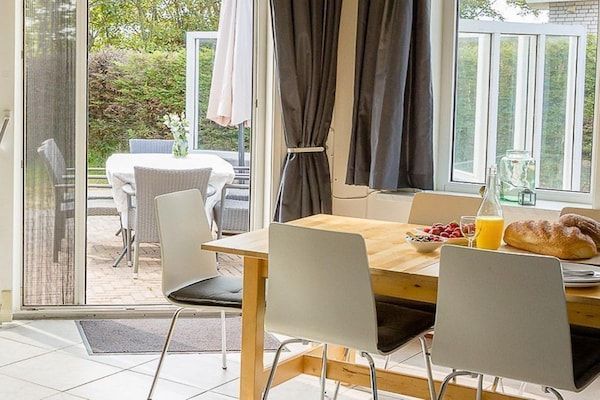 Eetkamer - Vakantiehuis op Ameland bij Golfbaan in Hollum (5)