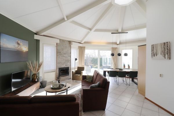 Woonkamer - Vakantiehuis op Ameland bij Golfbaan in Hollum (4)