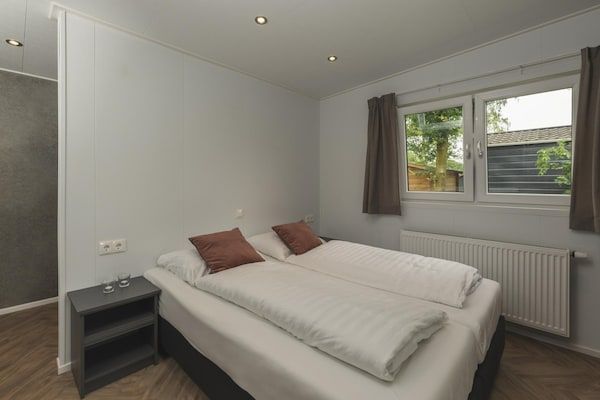 Slaapkamer - Huisje met schilderachtig uitzicht op de weilanden in Zuna (2)