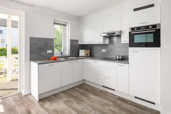 Keuken - Villa in Hellevoetsluis bij Noordzeestrand in Hellevoetsluis (2)