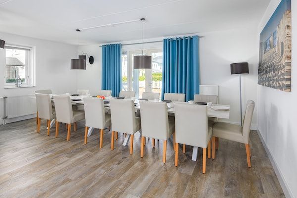Woonkamer - Villa in Hellevoetsluis bij Noordzeestrand in Hellevoetsluis (5)