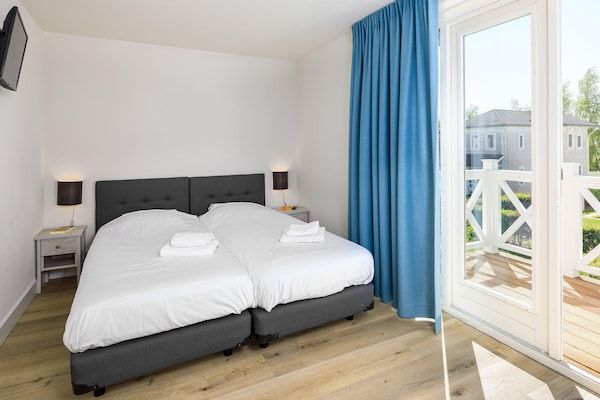 Slaapkamer - Villa in Hellevoetsluis bij Noordzeestrand in Hellevoetsluis (3)