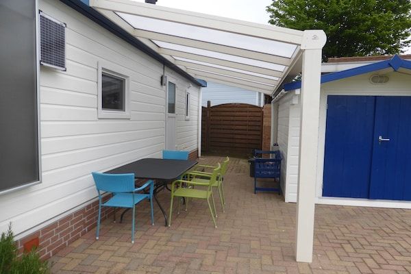 Terras - Chalet Retreat in een groene omgeving in Lathum (4)