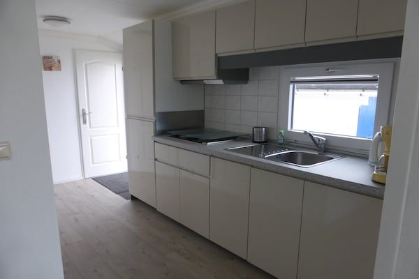 Keuken - Chalet Retreat in een groene omgeving in Lathum (2)