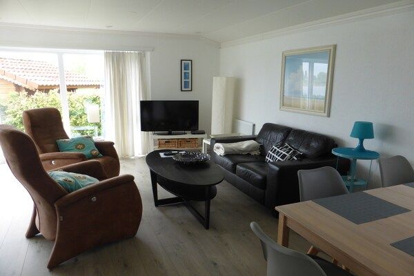 Woonkamer - Chalet Retreat in een groene omgeving in Lathum (1)
