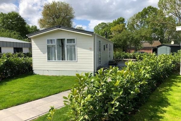 Buitenkant - Comfort chalet aan recreatieplas in Lathum (5)