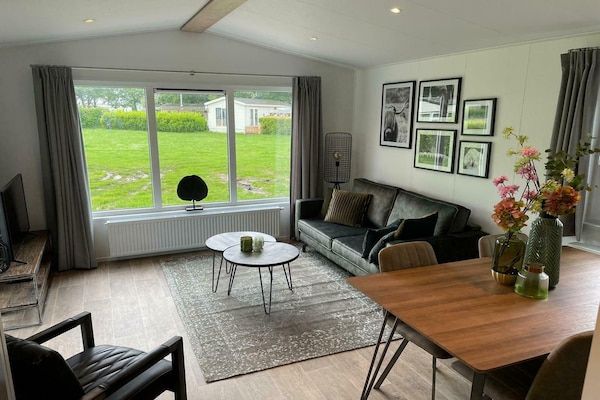 Woonkamer - Comfort chalet aan recreatieplas in Lathum (1)