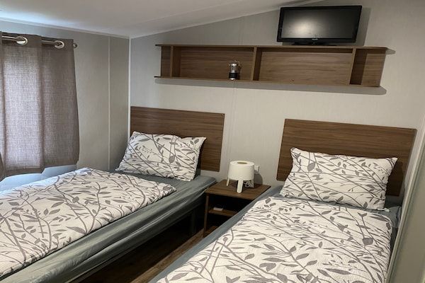 Slaapkamer - Comfort chalet aan recreatieplas in Lathum (3)