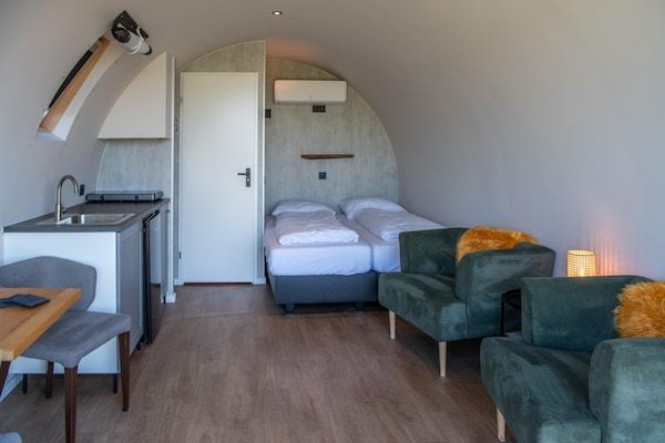 Woonkamer - Unieke natuurlodge met terrastuin in Drenthe (2)