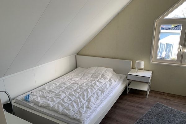 Slaapkamer - Vakantiehuis aan de recreatieplas in Lathum (4)