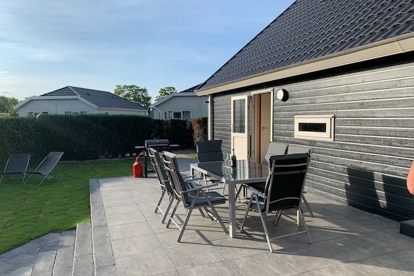 Buitenkant - Vakantiehuis aan de recreatieplas in Lathum (5)