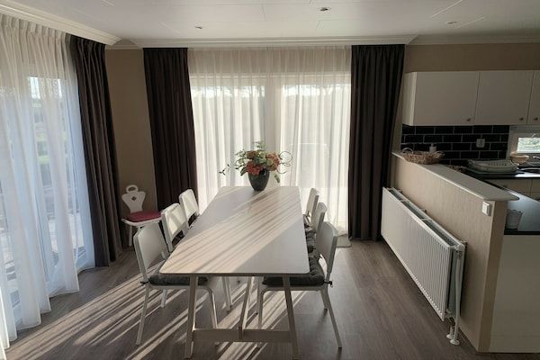 Eetkamer - Vakantiehuis aan de recreatieplas in Lathum (3)