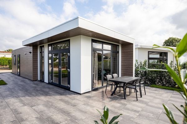 Buitenkant - Chalet met Uitzicht op Vijver in Lathum (1)