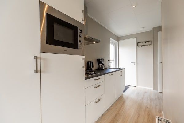 Keuken - Chalet met Uitzicht op Vijver in Lathum (3)