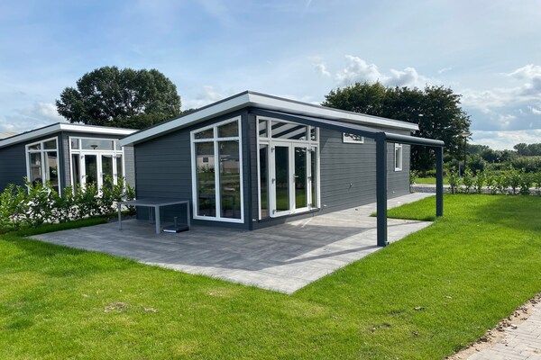 Buitenkant - Chalet in Gelderland met ruime tuin in Lathum (4)