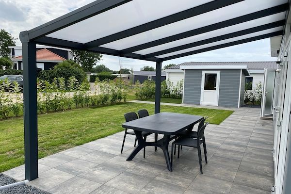 Terras - Chalet in Gelderland met ruime tuin in Lathum (3)