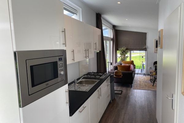 Keuken - Chalet in Gelderland met ruime tuin in Lathum (2)