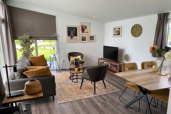 Woonkamer - Chalet in Gelderland met ruime tuin in Lathum (5)
