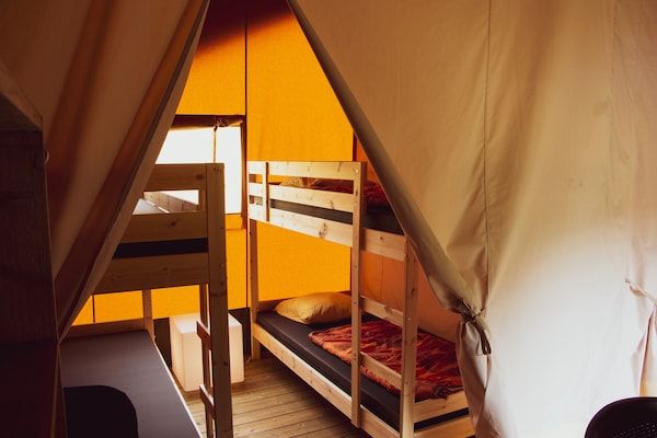 Slaapkamer - Glamping Tent in Nederland met Terras in Lathum (4)