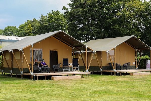 Buitenkant - Glamping Tent in Nederland met Terras in Lathum (1)