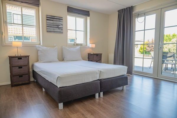 Slaapkamer - Charmant Saunahuis Nabij Alkmaar in West-Graftdijk (4)
