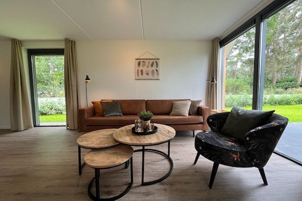Woonkamer - Chalet in Lochem bij bos en fietsroutes in Lochem (2)