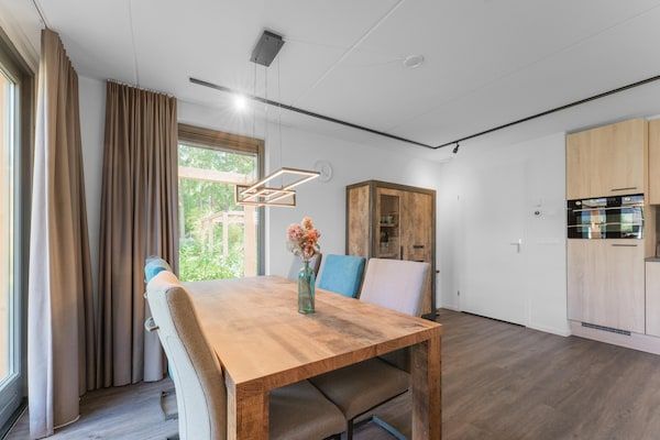Eetkamer - Vrijstaande bosvilla voor 6 personen, wandel-/fietsroute in Lochem. in Lochem (4)