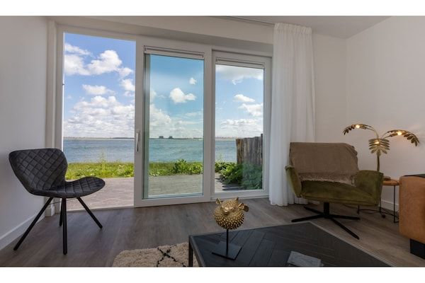 Woonkamer - Appartement bij Sint-Annaland Marina in St. Annaland (1)