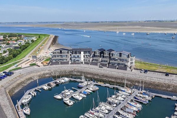 Buitenkant - Appartement in Sint-Annaland aan het Water in St. Annaland (2)