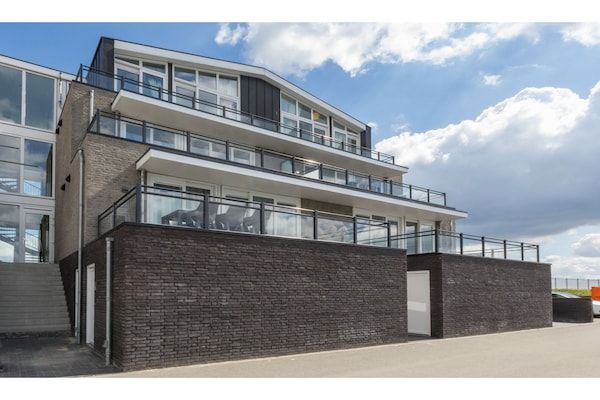 Buitenkant - Appartement in Sint-Annaland aan het Water in St. Annaland (4)
