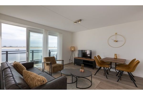 Woonkamer - Appartement in Sint-Annaland aan het Water in St. Annaland (1)