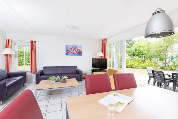 Woonkamer - Charmante schuilplaats nabij het bos in Hellendoorn (2)