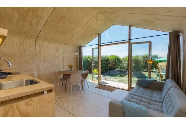 Woonkamer - Tiny House bij de Oranjezon Duinen in Vrouwenpolder (3)