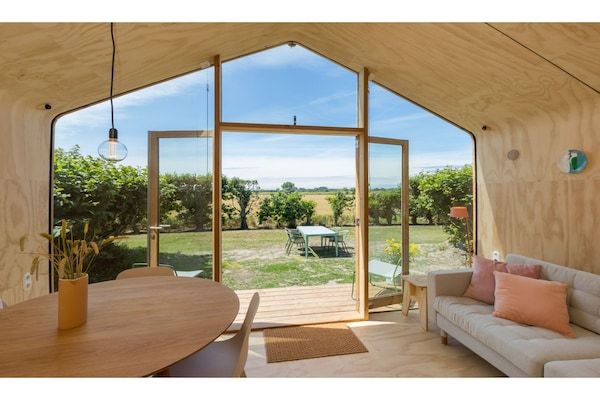 Woonkamer - Tiny House bij de Oranjezon Duinen in Vrouwenpolder (5)