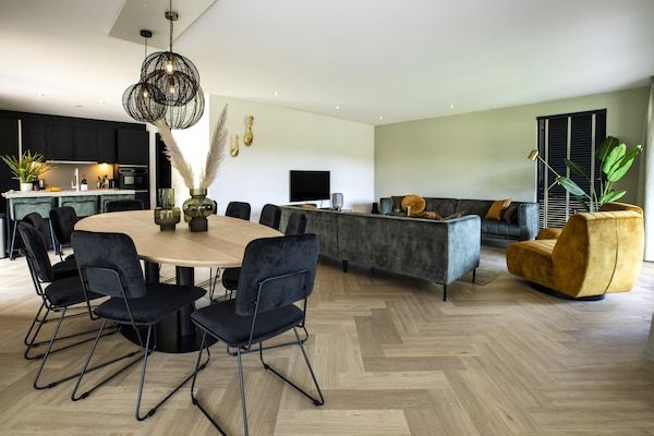Woonkamer - Prachtige villa met ruime tuin in Sint Nicolaasga (3)
