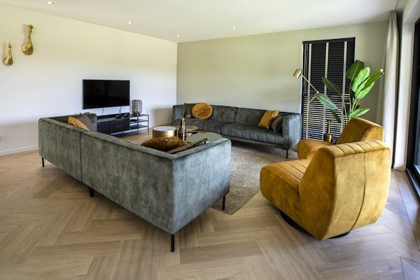 Woonkamer - Prachtige villa met ruime tuin in Sint Nicolaasga (4)