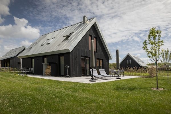 Buitenkant - Prachtige villa met ruime tuin in Sint Nicolaasga (2)