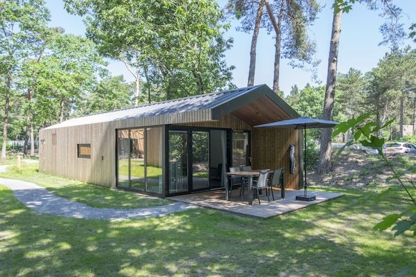 Buitenkant - Chalet in Eindhoven bij Bospark 't Wolfsven in Mierlo (1)