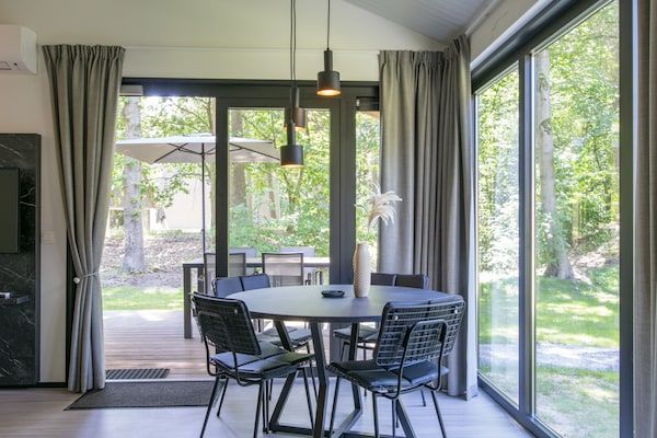 Eetkamer - Chalet in Eindhoven bij Bospark 't Wolfsven in Mierlo (3)