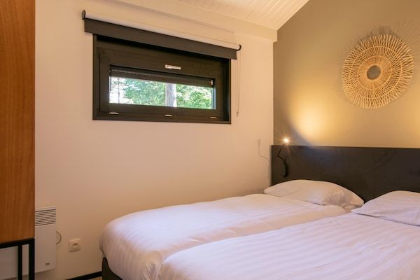 Slaapkamer - Chalet in Eindhoven bij Bospark 't Wolfsven in Mierlo (5)
