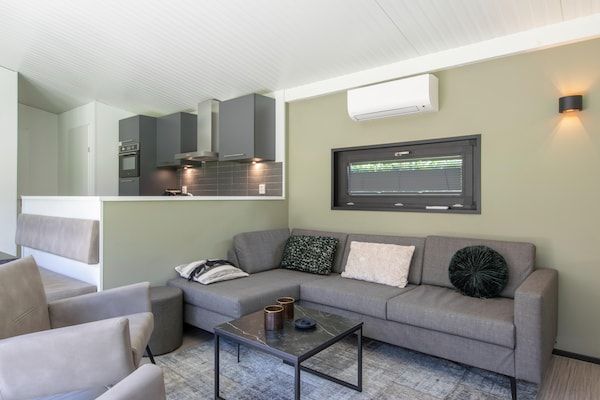 Woonkamer - Chalet met airconditioning nabij Eindhoven in Mierlo (2)