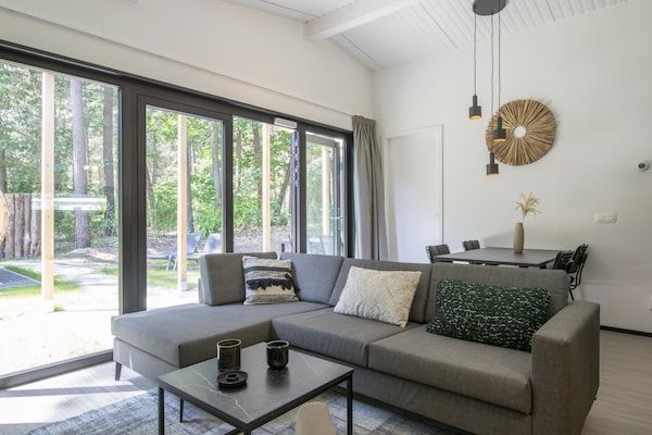 Woonkamer - Chalet nabij Eindhoven met eigen sauna in Mierlo (2)
