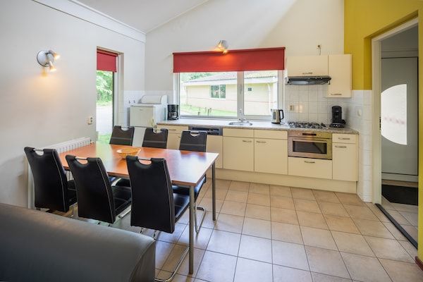 Keuken - 6-persoons Comfort vakantiehuis met sauna. in Kootwijk (4)